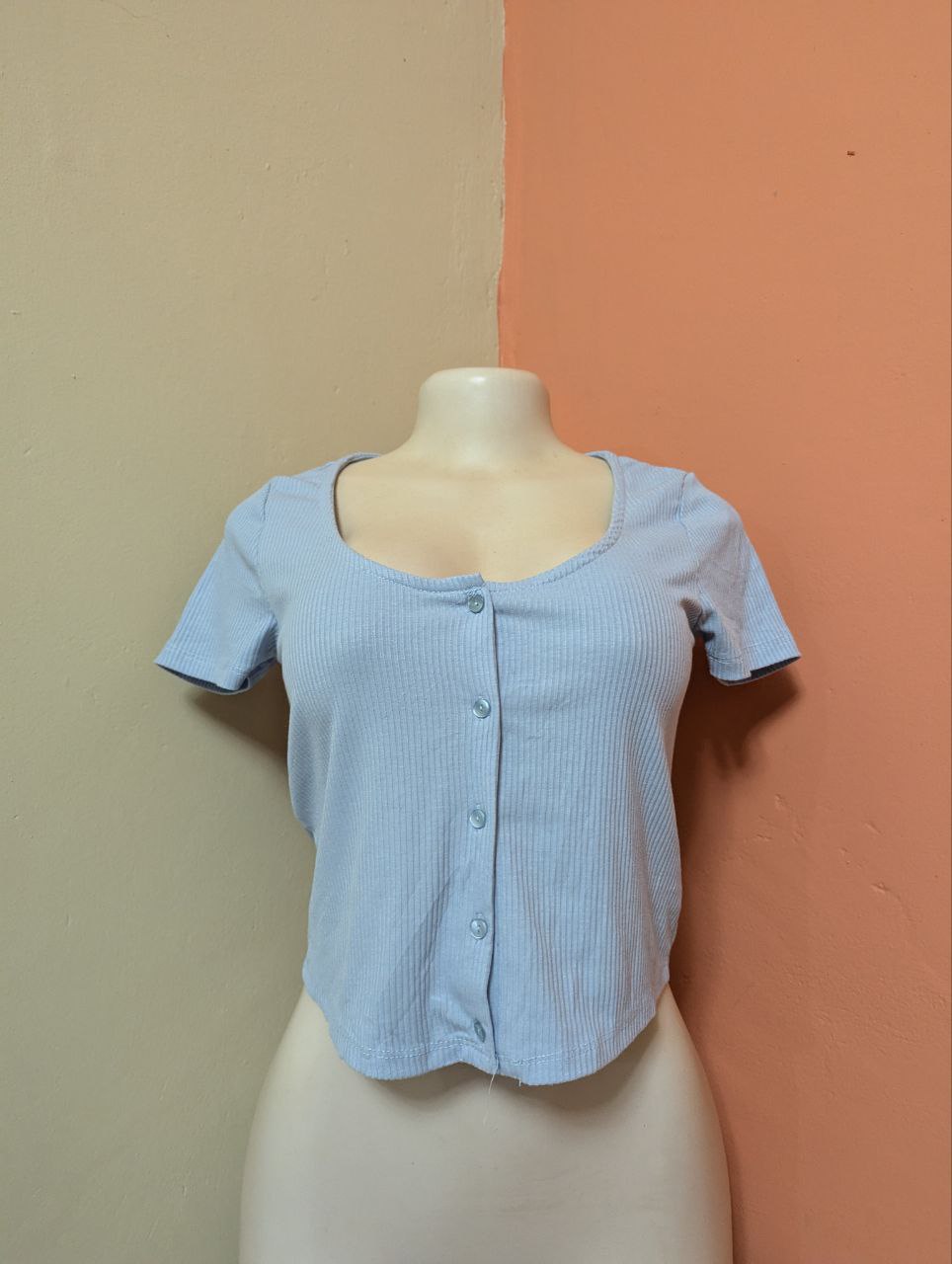 Light Blue Ribbed Button-Up Scoop Neck Top – Fitted Short Sleeve Women’s Tee (THRIFT)